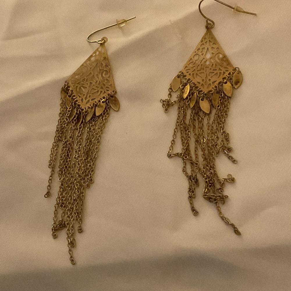 DELICATE, SHINY GOLDTONE FASHION DROP EARRINGS